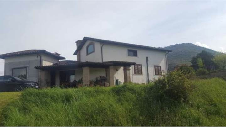 Villa disposta su tre livelli a Segni (RM)